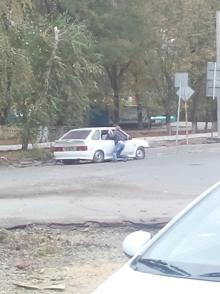 Пьяный «мажер» на ладе поламал новые бордюры по улице Садовой в Новошахтинске (фото) - фото 1 Пьяный «мажер» на ладе поламал новые бордюры по улице Садовой в Новошахтинске (фото) - фото 1