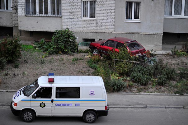 У Тернополі в багатоквартирний будинок в`їхала автівка (фото) (фото) - фото 1 У Тернополі в багатоквартирний будинок в`їхала автівка (фото) (фото) - фото 1