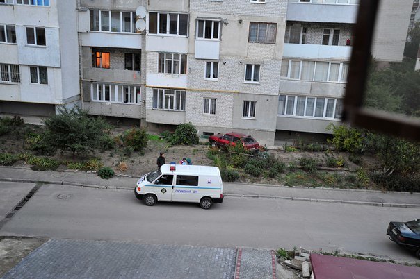 У Тернополі в багатоквартирний будинок в`їхала автівка (фото) (фото) - фото 1 У Тернополі в багатоквартирний будинок в`їхала автівка (фото) (фото) - фото 1