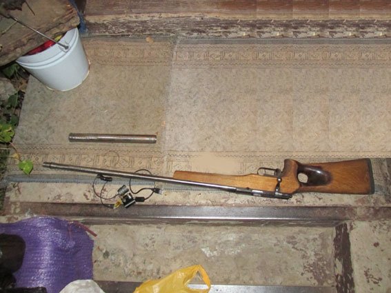 У жителя Черниговской области нашли 10 мешков конопли и оружие (фото) - фото 1 У жителя Черниговской области нашли 10 мешков конопли и оружие (фото) - фото 1