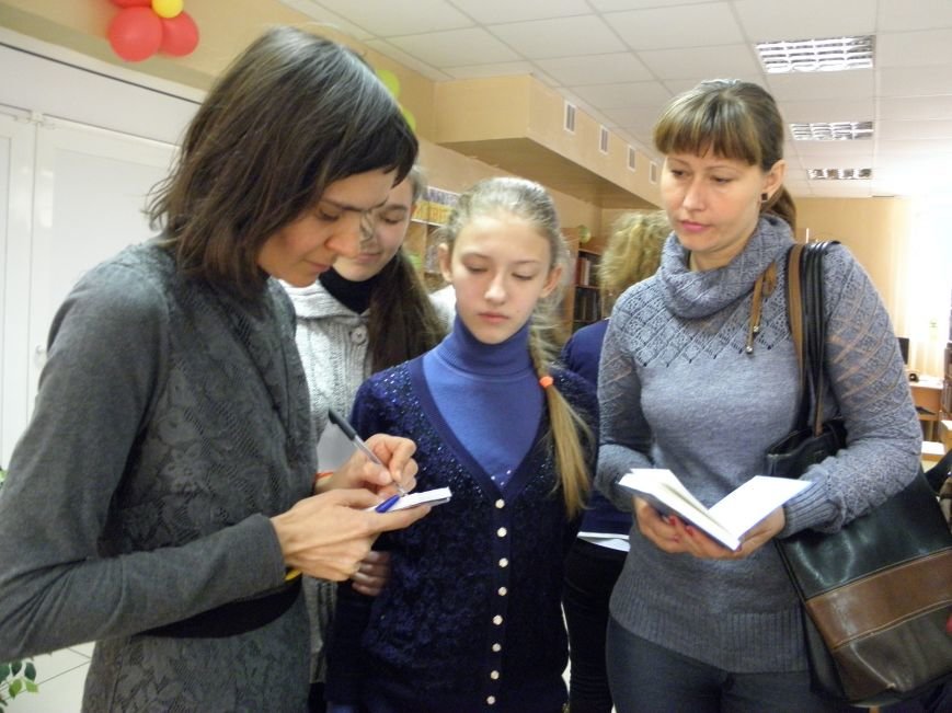 В Краматорск приезжал книжный форум на колесах (фото) - фото 6 В Краматорск приезжал книжный форум на колесах (фото) - фото 6