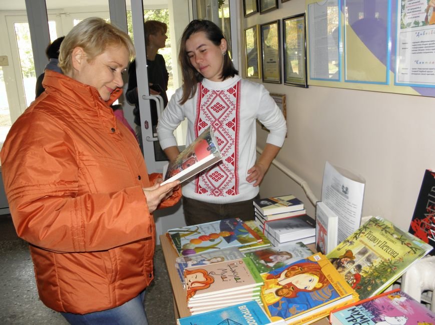 В Краматорск приезжал книжный форум на колесах (фото) - фото 3 В Краматорск приезжал книжный форум на колесах (фото) - фото 3