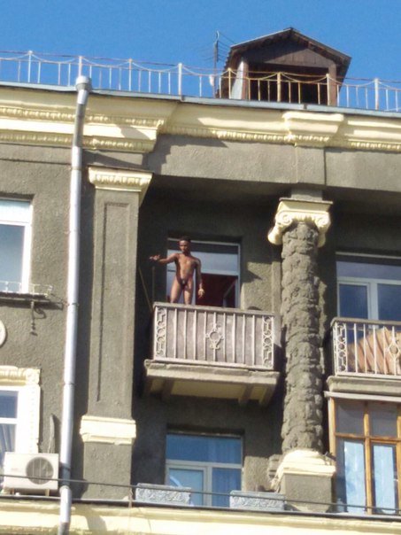 В Харькове афроамериканец устроил« шоу» на балконе: размахивал гениталиями и бросался хламом (ФОТО+ВИДЕО) (фото) - фото 1