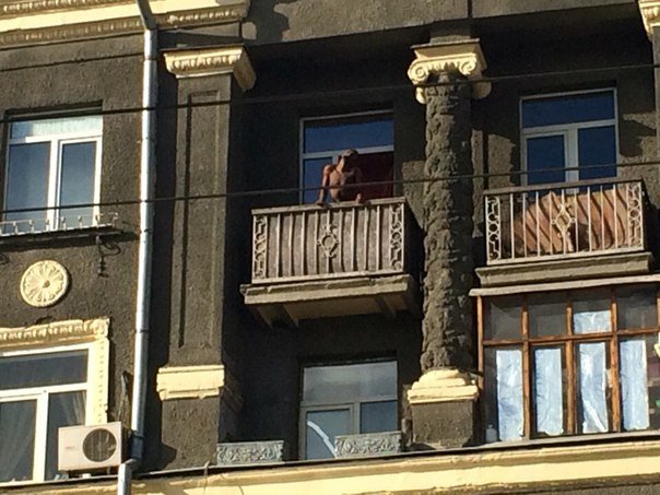 В Харькове афроамериканец устроил« шоу» на балконе: размахивал гениталиями и бросался хламом (ФОТО+ВИДЕО) (фото) - фото 1