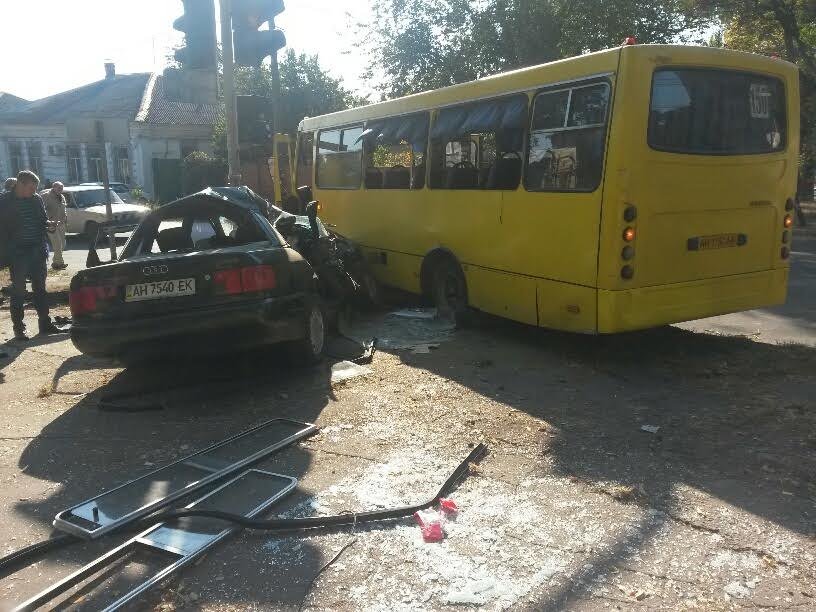 В Мариуполе «Ауди» стлокнулась с пассажирским «Богданом». Пострадало 8 человек (ФОТО) (фото) - фото 1 В Мариуполе «Ауди» стлокнулась с пассажирским «Богданом». Пострадало 8 человек (ФОТО) (фото) - фото 1
