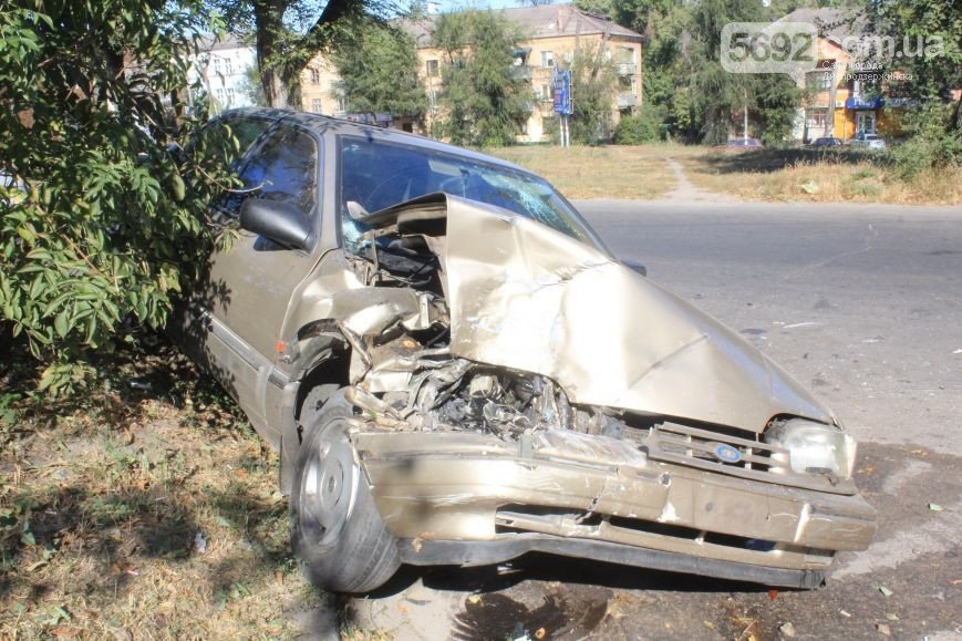 В Днепродзержинске произошло ДТП на проспекте Аношкина (фото) - фото 4 В Днепродзержинске произошло ДТП на проспекте Аношкина (фото) - фото 4