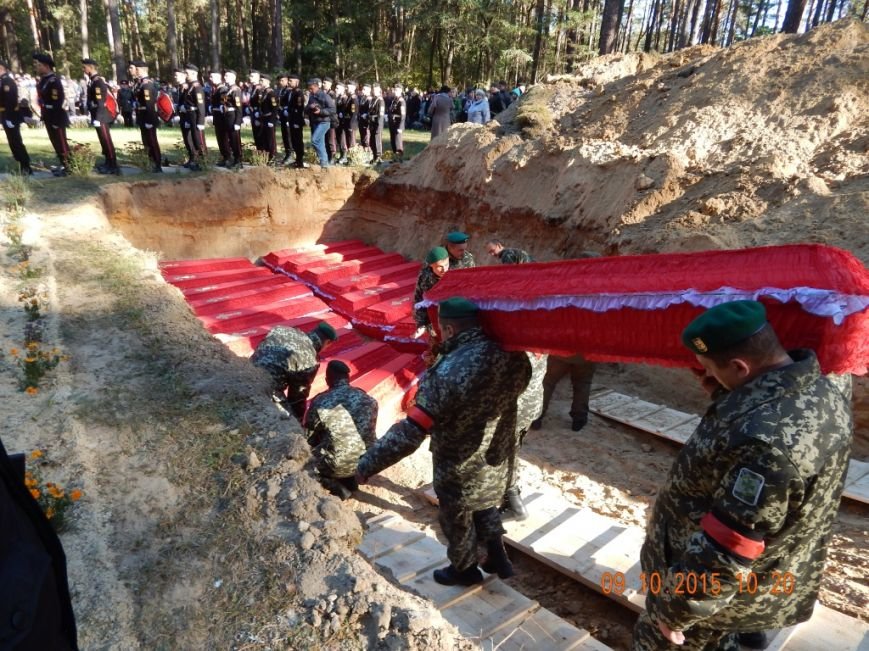 На Сумщине перезахоронили останки 125 солдат, замученных в лагере военнопленных (ФОТО) (фото) - фото 1 На Сумщине перезахоронили останки 125 солдат, замученных в лагере военнопленных (ФОТО) (фото) - фото 1