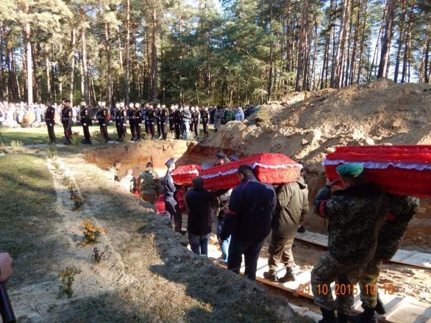 На Сумщине перезахоронили останки 125 солдат, замученных в лагере военнопленных (ФОТО) (фото) - фото 1 На Сумщине перезахоронили останки 125 солдат, замученных в лагере военнопленных (ФОТО) (фото) - фото 1