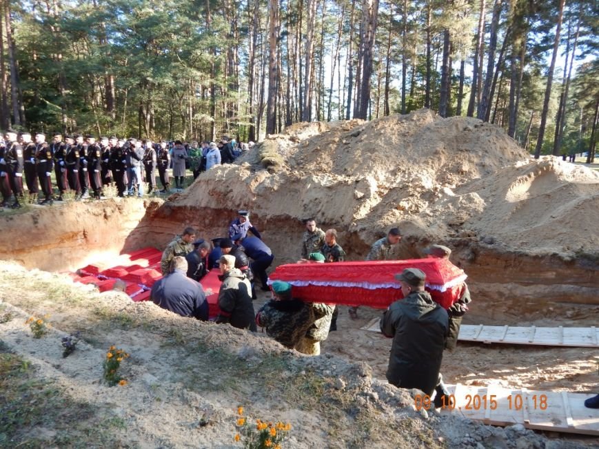 На Сумщине перезахоронили останки 125 солдат, замученных в лагере военнопленных (ФОТО) (фото) - фото 1 На Сумщине перезахоронили останки 125 солдат, замученных в лагере военнопленных (ФОТО) (фото) - фото 1