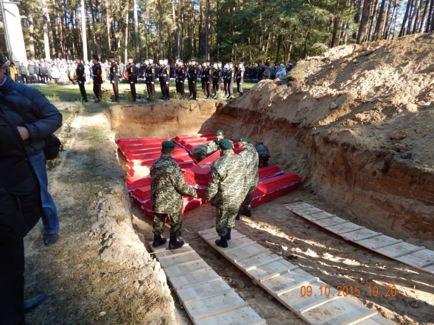 На Сумщине перезахоронили останки 125 солдат, замученных в лагере военнопленных (ФОТО) (фото) - фото 1 На Сумщине перезахоронили останки 125 солдат, замученных в лагере военнопленных (ФОТО) (фото) - фото 1