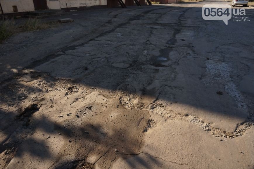 Два дня потребовалась криворожским дорожникам, чтобы отремонтировать «дорогу жизни», перекрытую на два года (ФОТО) (фото) - фото 1