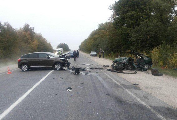 Водій-чернівчанин розірвав зустрічний автомобіль на дорозі «Чернівці-Житомир» (фото) - фото 1 Водій-чернівчанин розірвав зустрічний автомобіль на дорозі «Чернівці-Житомир» (фото) - фото 1