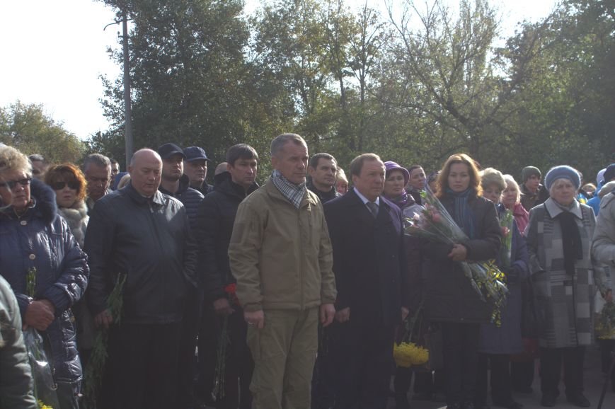 В Днепродзержинске почтили память павших защитников Украины (фото)... В Днепродзержинске почтили память павших защитников Украины (фото) - фото 11