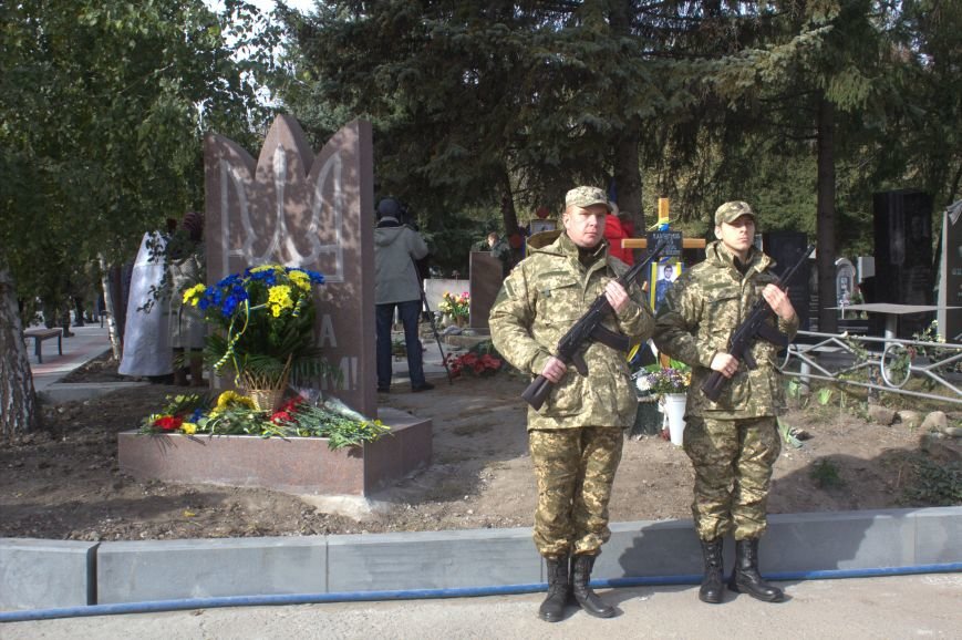 В Днепродзержинске почтили память павших защитников Украины (фото)... В Днепродзержинске почтили память павших защитников Украины (фото) - фото 17
