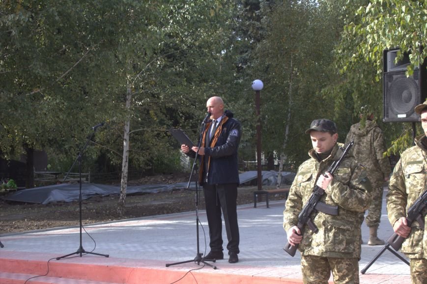 В Днепродзержинске почтили память павших защитников Украины (фото)... В Днепродзержинске почтили память павших защитников Украины (фото) - фото 5