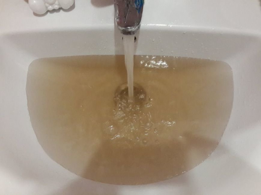 Чернівчани скаржаться на брудну воду в крані (фото) - фото 1 Чернівчани скаржаться на брудну воду в крані (фото) - фото 1