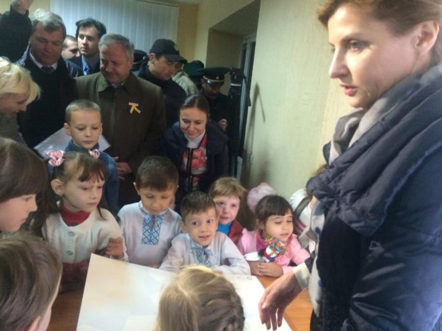 Пограничники подарили Марине Порошенко картину, которую вывезли из Керчи (ФОТО,Видео) (фото) - фото 6 Пограничники подарили Марине Порошенко картину, которую вывезли из Керчи (ФОТО,Видео) (фото) - фото 6
