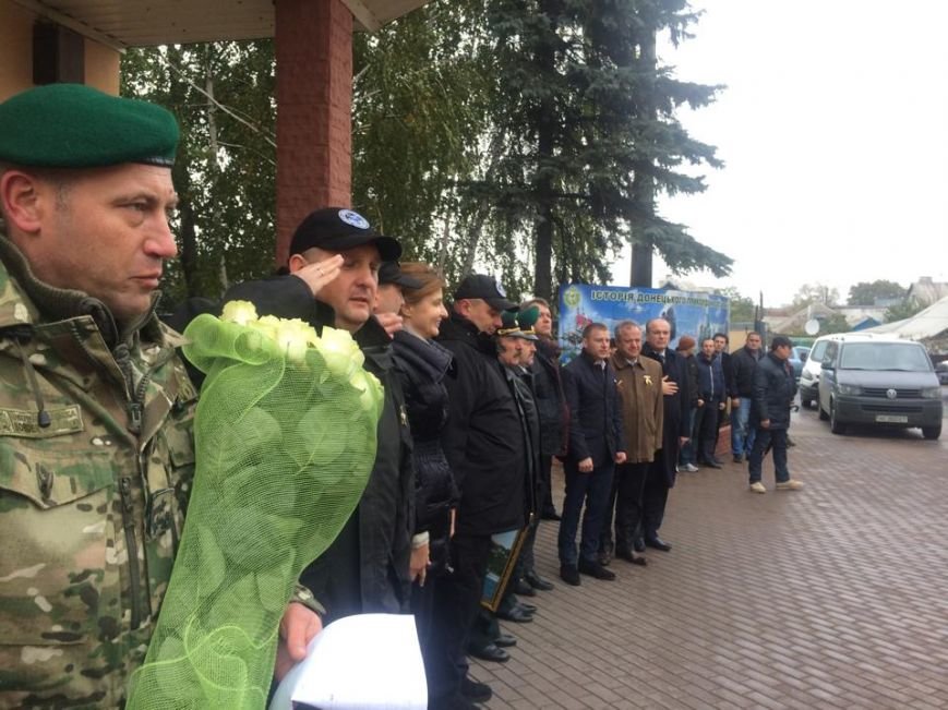 Пограничники подарили Марине Порошенко картину, которую вывезли из Керчи (ФОТО,Видео) (фото) - фото 3 Пограничники подарили Марине Порошенко картину, которую вывезли из Керчи (ФОТО,Видео) (фото) - фото 3