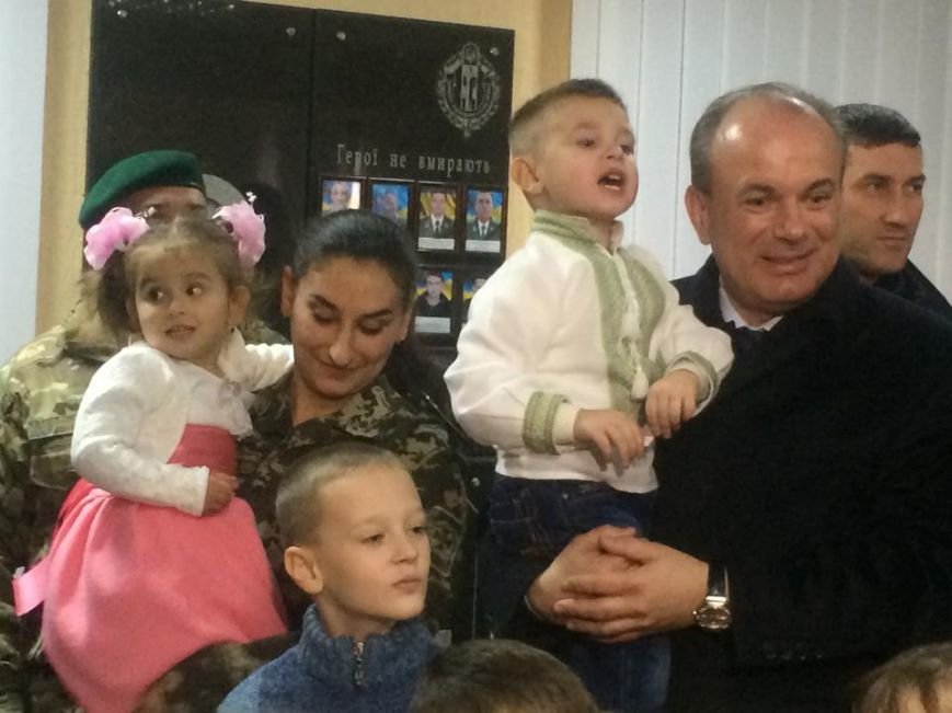 Пограничники подарили Марине Порошенко картину, которую вывезли из Керчи (ФОТО,Видео) (фото) - фото 6 Пограничники подарили Марине Порошенко картину, которую вывезли из Керчи (ФОТО,Видео) (фото) - фото 6
