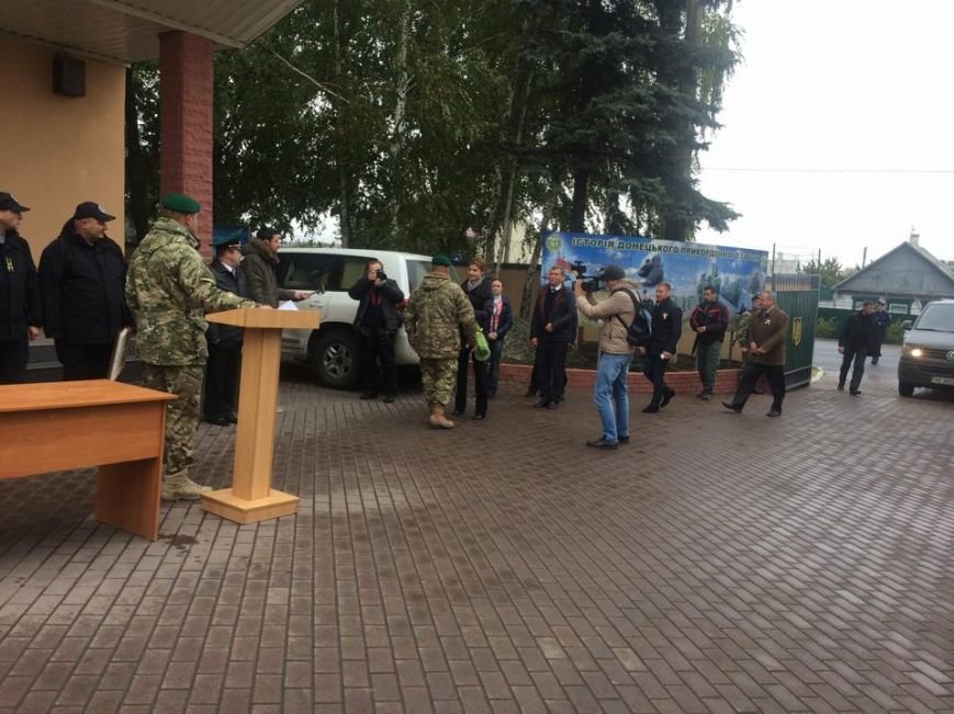 Пограничники подарили Марине Порошенко картину, которую вывезли из Керчи (ФОТО,Видео) (фото) - фото 2 Пограничники подарили Марине Порошенко картину, которую вывезли из Керчи (ФОТО,Видео) (фото) - фото 2