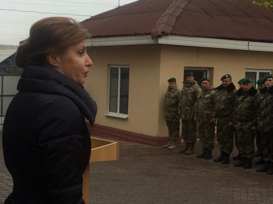 Пограничники подарили Марине Порошенко картину, которую вывезли из Керчи (ФОТО,Видео) (фото) - фото 1 Пограничники подарили Марине Порошенко картину, которую вывезли из Керчи (ФОТО,Видео) (фото) - фото 1
