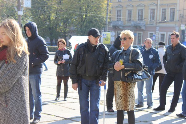 Усіх охочих чернівчан пригощають солдатською кашею на площі Соборній (ФОТО) (фото) - фото 5 Усіх охочих чернівчан пригощають солдатською кашею на площі Соборній (ФОТО) (фото) - фото 5