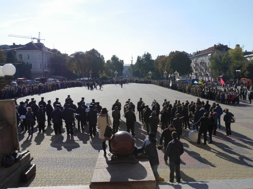 На Театральному майдані відбулося урочисте шикування захисників України (ФОТОРЕПОРТАЖ) (фото) - фото 1 На Театральному майдані відбулося урочисте шикування захисників України (ФОТОРЕПОРТАЖ) (фото) - фото 1