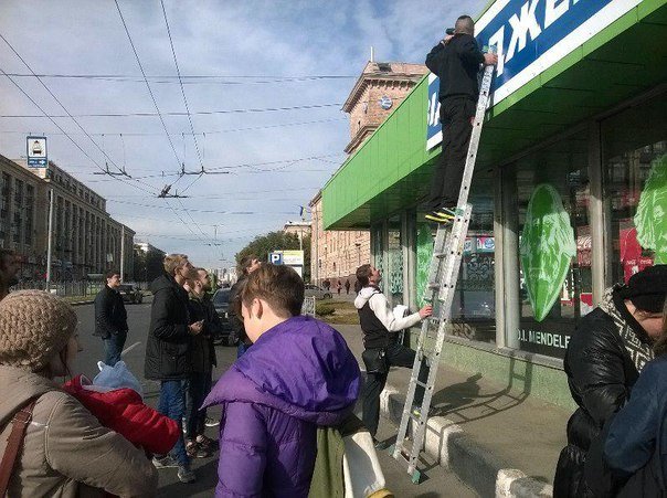Харьковские активисты поснимали незаконно размещенную рекламу Кернеса (ФОТО) (фото) - фото 1 Харьковские активисты поснимали незаконно размещенную рекламу Кернеса (ФОТО) (фото) - фото 1