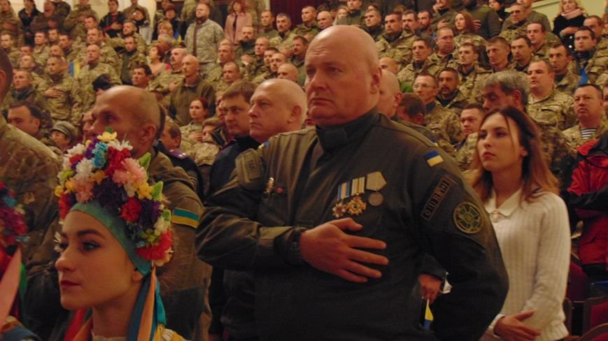 Мариуполь поздравил с праздником своих защитников (ФОТОРЕПОРТАЖ) (фото) - фото 1 Мариуполь поздравил с праздником своих защитников (ФОТОРЕПОРТАЖ) (фото) - фото 1