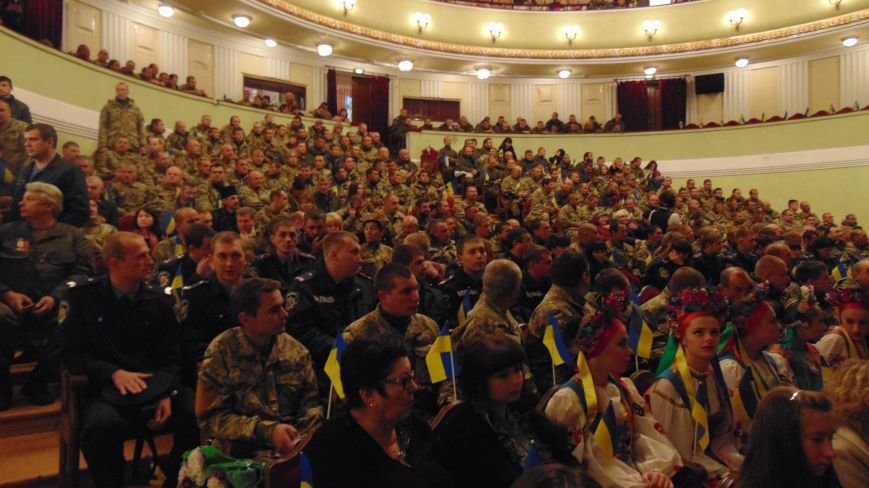 Мариуполь поздравил с праздником своих защитников (ФОТОРЕПОРТАЖ) (фото) - фото 1 Мариуполь поздравил с праздником своих защитников (ФОТОРЕПОРТАЖ) (фото) - фото 1