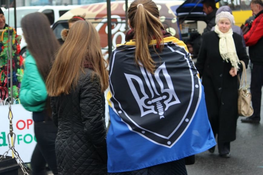 На праздновании Дня защитника Украины в Днепропетровске угощали бес... На праздновании Дня защитника Украины в Днепропетровске угощали бесплатной кашей (ФОТО) (фото) - фото 2