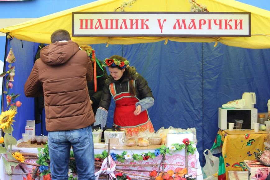 На праздновании Дня защитника Украины в Днепропетровске угощали бес... На праздновании Дня защитника Украины в Днепропетровске угощали бесплатной кашей (ФОТО) (фото) - фото 1