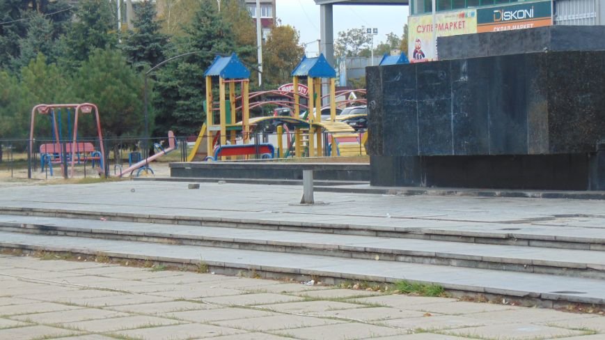 В Мариуполе с площади Свободы исчез символ веры, стойка которого превращена в урну (ФОТОФАКТ) (фото) - фото 1 В Мариуполе с площади Свободы исчез символ веры, стойка которого превращена в урну (ФОТОФАКТ) (фото) - фото 1