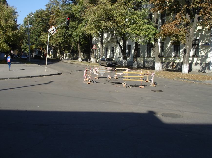 У центрі Полтави утворилася двометрова прірва (ФОТОФАКТ) (фото) - фото 1 У центрі Полтави утворилася двометрова прірва (ФОТОФАКТ) (фото) - фото 1