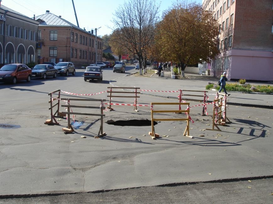 У центрі Полтави утворилася двометрова прірва (ФОТОФАКТ) (фото) - фото 1 У центрі Полтави утворилася двометрова прірва (ФОТОФАКТ) (фото) - фото 1