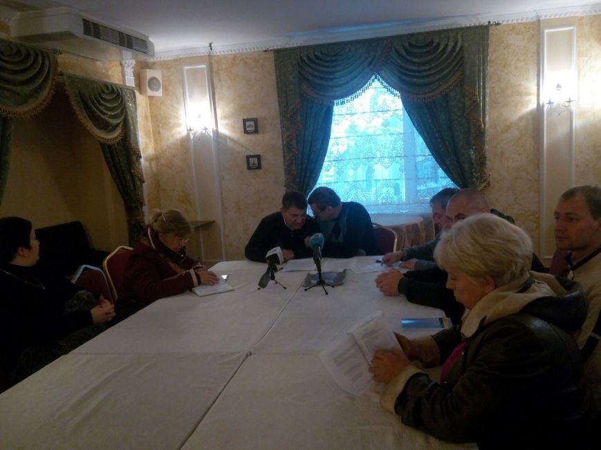 Члены городской избирательной комиссии Мариуполя пояснили, почему они провели заседание на улице (ВИДЕО) (фото) - фото 1 Члены городской избирательной комиссии Мариуполя пояснили, почему они провели заседание на улице (ВИДЕО) (фото) - фото 1