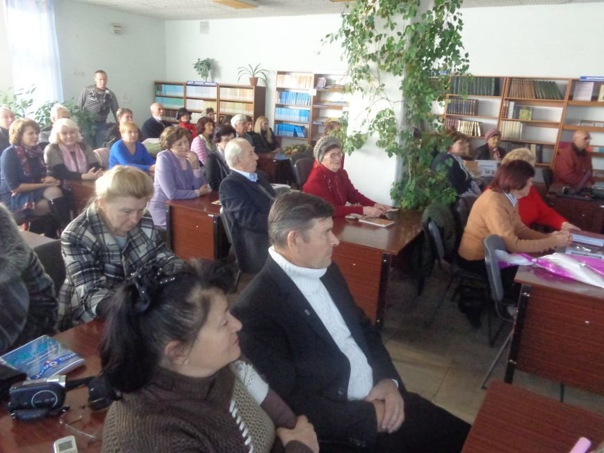 Сегодня в центральной городской библиотеке имени Т. Г. Шевченко в Красноармейске презентовали «Школу на Первомайской» (фото) - фото 1 Сегодня в центральной городской библиотеке имени Т. Г. Шевченко в Красноармейске презентовали «Школу на Первомайской» (фото) - фото 1