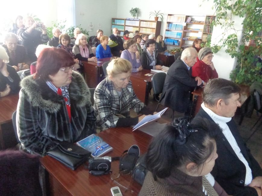 Сегодня в центральной городской библиотеке имени Т. Г. Шевченко в Красноармейске презентовали «Школу на Первомайской» (фото) - фото 1 Сегодня в центральной городской библиотеке имени Т. Г. Шевченко в Красноармейске презентовали «Школу на Первомайской» (фото) - фото 1
