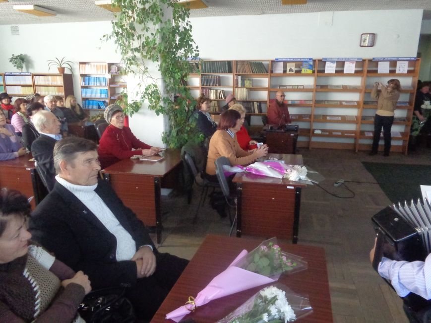 Сегодня в центральной городской библиотеке имени Т. Г. Шевченко в Красноармейске презентовали «Школу на Первомайской» (фото) - фото 1 Сегодня в центральной городской библиотеке имени Т. Г. Шевченко в Красноармейске презентовали «Школу на Первомайской» (фото) - фото 1