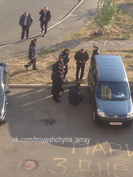 В Деснянском районе сапёры ищут бомбу в автомобиле (ФОТОФАКТ) (фото) - фото 2 В Деснянском районе сапёры ищут бомбу в автомобиле (ФОТОФАКТ) (фото) - фото 2