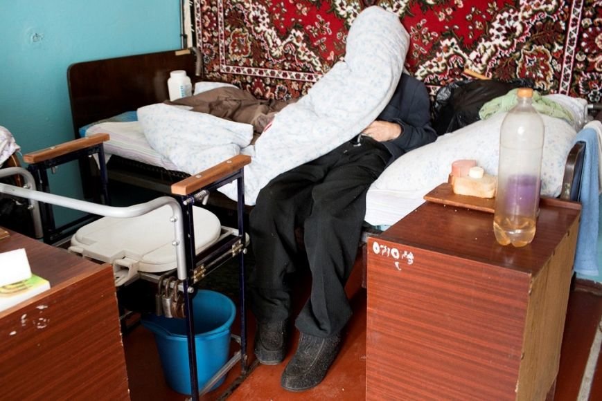 В доме престарелых в Черниговской области старики лежат без памперсов и белья (фото) - фото 1 В доме престарелых в Черниговской области старики лежат без памперсов и белья (фото) - фото 1