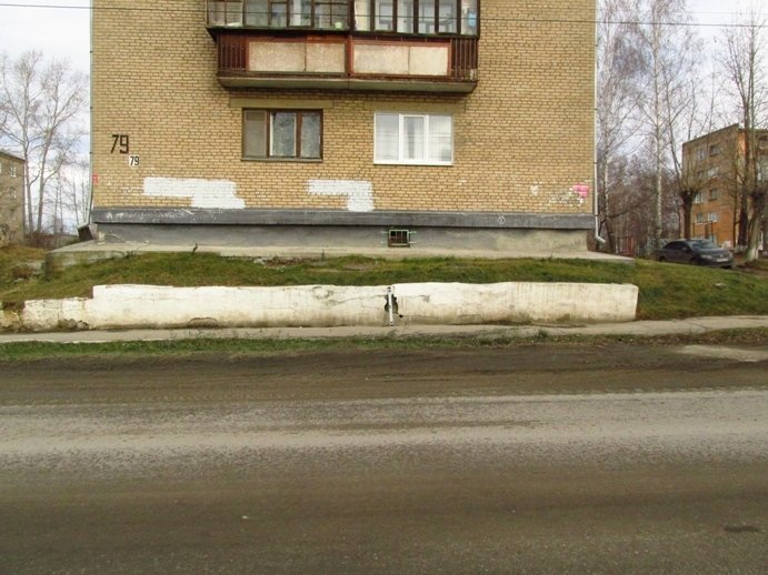 В северной части Полевского скоро рухнет стена 