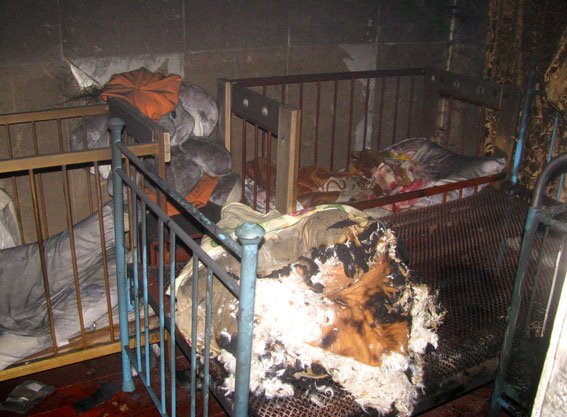 Полтавські правоохоронці виклали фото з місця пожежі, в якій загинуло троє дітей (фото) - фото 2 Полтавські правоохоронці виклали фото з місця пожежі, в якій загинуло троє дітей (фото) - фото 2