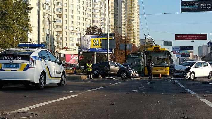 В Киеве возле автовокзала лоб в лоб столкнулись три иномарки (ФОТО) (фото) - фото 1 В Киеве возле автовокзала лоб в лоб столкнулись три иномарки (ФОТО) (фото) - фото 1