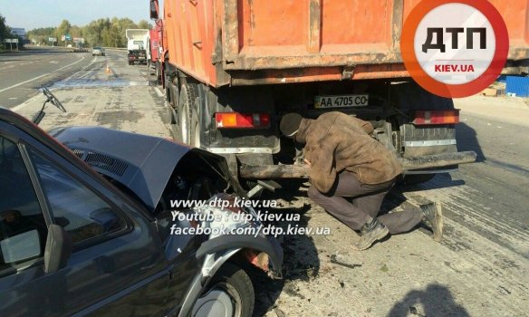 Под Киевом из-за горящих торфяников на трассе столкнулись 8 автомобилей (ФОТО) (фото) - фото 1 Под Киевом из-за горящих торфяников на трассе столкнулись 8 автомобилей (ФОТО) (фото) - фото 1