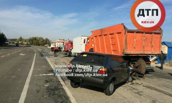 Под Киевом из-за горящих торфяников на трассе столкнулись 8 автомобилей (ФОТО) (фото) - фото 1 Под Киевом из-за горящих торфяников на трассе столкнулись 8 автомобилей (ФОТО) (фото) - фото 1