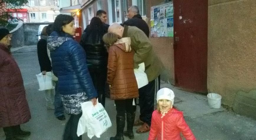 news_17.10_Rivne_3_U Rivnomu kandydata v deputaty rozdavali vybortsyam tsukerky