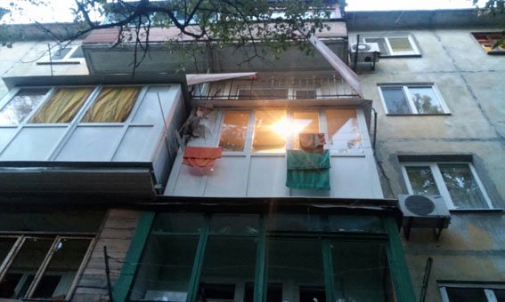В Мариуполе из гранатомета расстреляли многоэтажный дом (ФОТО) (фото) - фото 1 В Мариуполе из гранатомета расстреляли многоэтажный дом (ФОТО) (фото) - фото 1