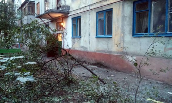 В Мариуполе из гранатомета расстреляли многоэтажный дом (ФОТО) (фото) - фото 1 В Мариуполе из гранатомета расстреляли многоэтажный дом (ФОТО) (фото) - фото 1