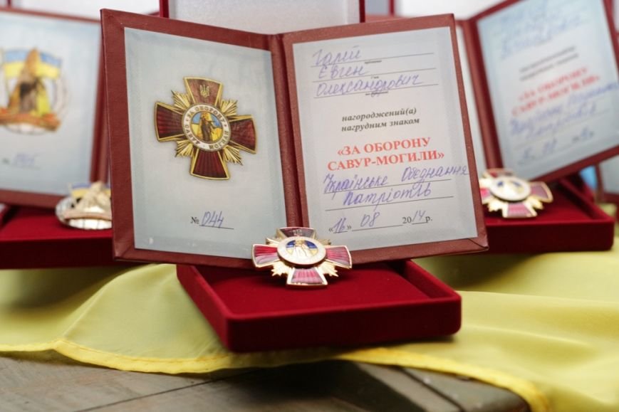 В Днепропетровске сотням героев вручили нагрудные знаки за взятие и удержание Саур-Могилы (фото) - фото 2 В Днепропетровске сотням героев вручили нагрудные знаки за взятие и удержание Саур-Могилы (фото) - фото 2